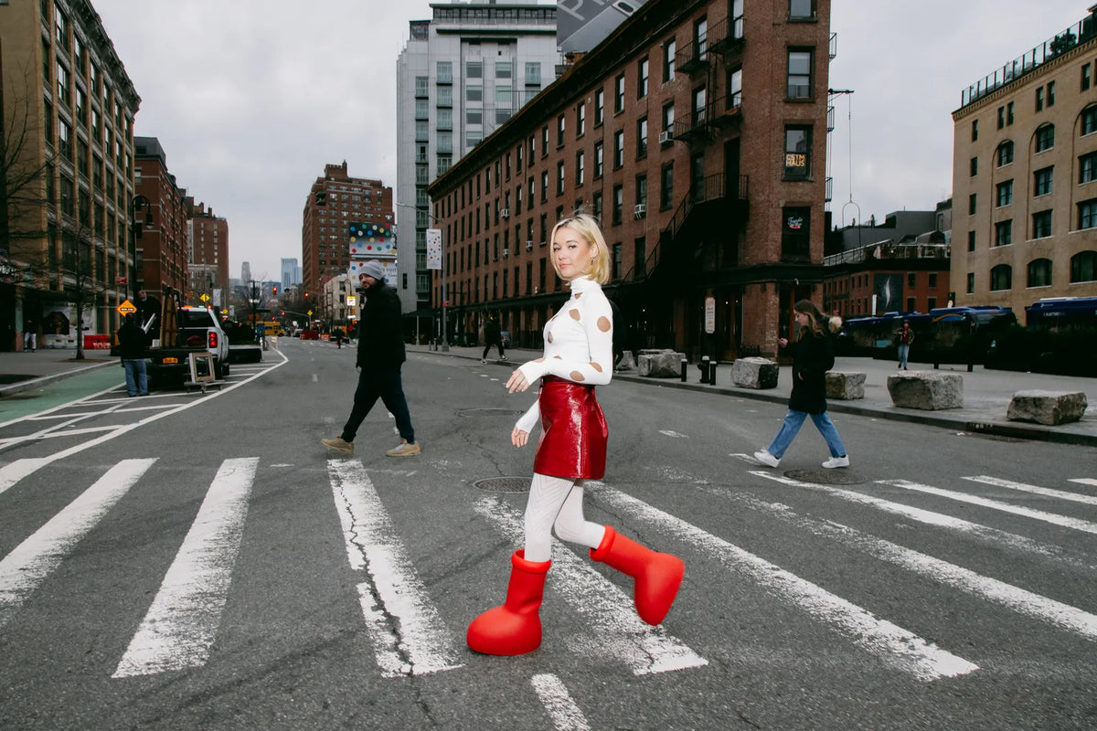 Rote Sneaker – ein mutiger Trend in der Streetwear-Mode. Die besten Modelle und Outfits.