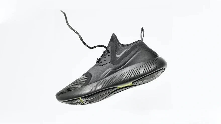 Wie reinigt man schwarze Sneaker?