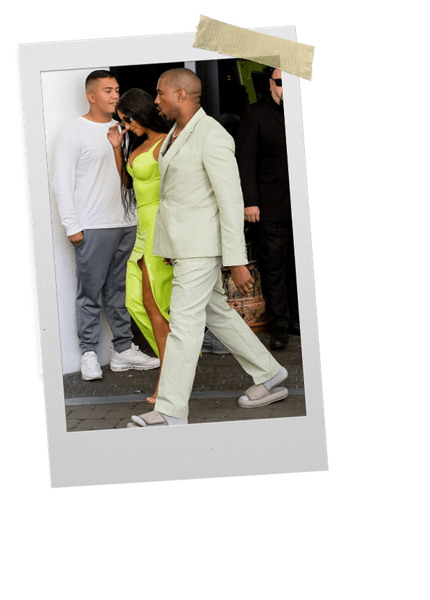 Kanye trägt Yeezy Slides